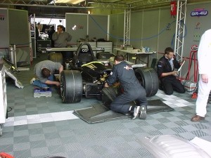Tecto-San Classic Kunststoff Fliese als Garagenboden im Motorsport