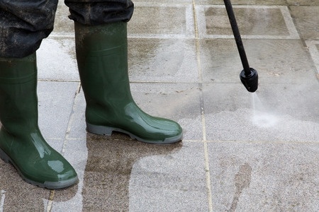 Die gründliche Reinigung von Betonplatten und Steinplatten vor der Viersiegelung