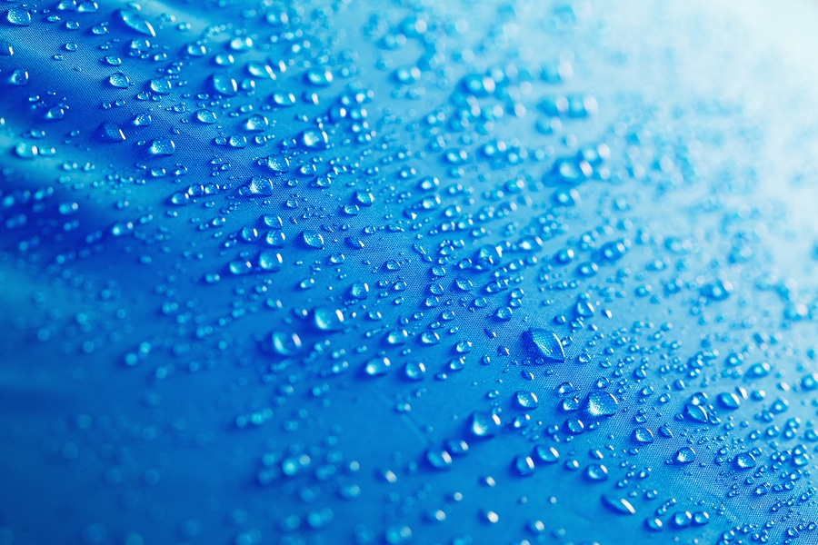An behandelten Oberflächen perlt das Wasser einfach ab - Foto:chabkc / Bigstock